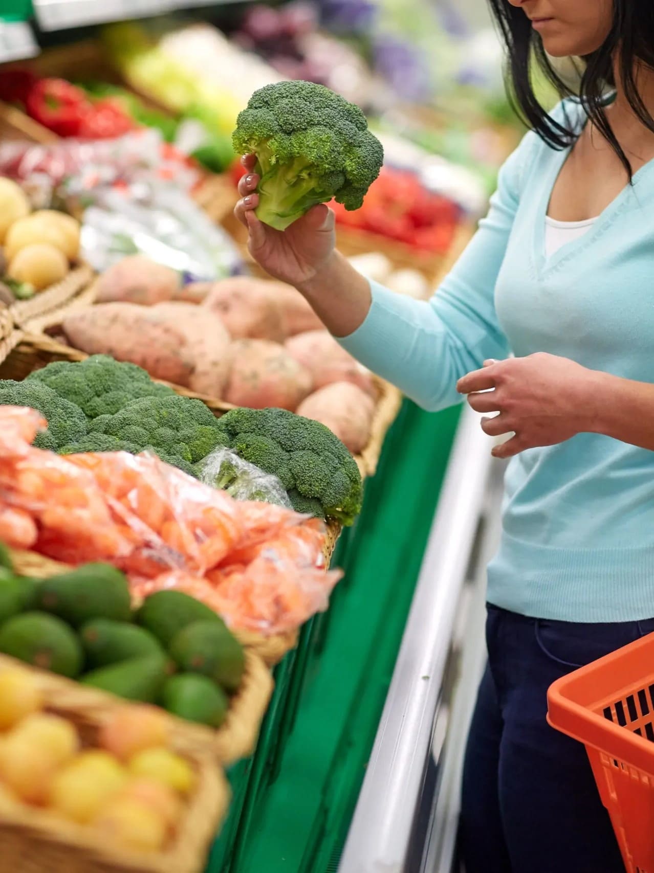 pessoa comprando em um hortifruti